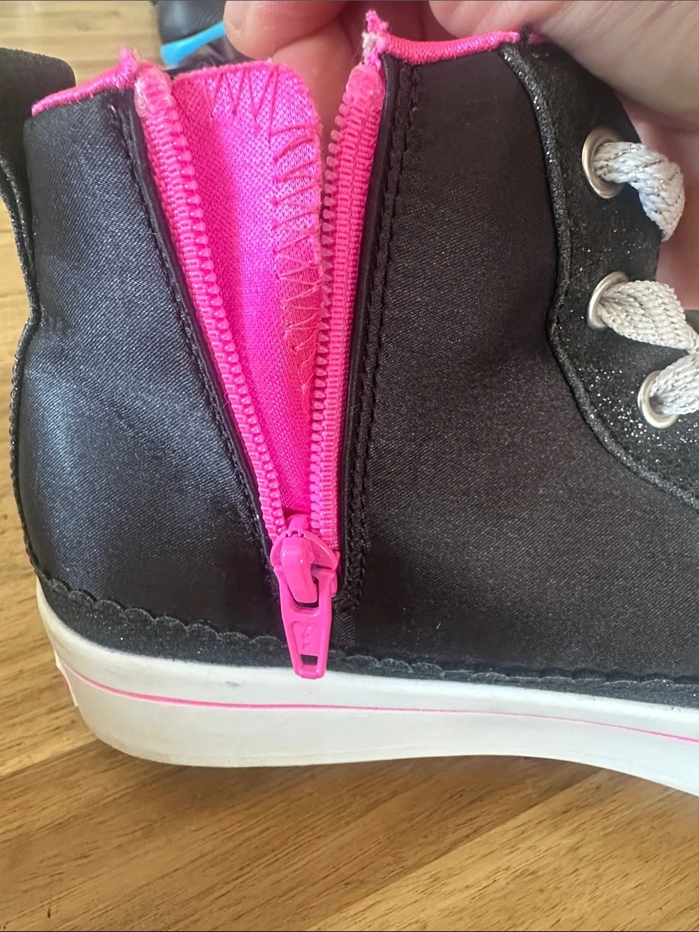 SKECHERS flip kicks sneakers